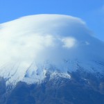 カレンダー壁紙/雲をかぶった富士山