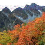 前穂高岳と紅葉の木々
